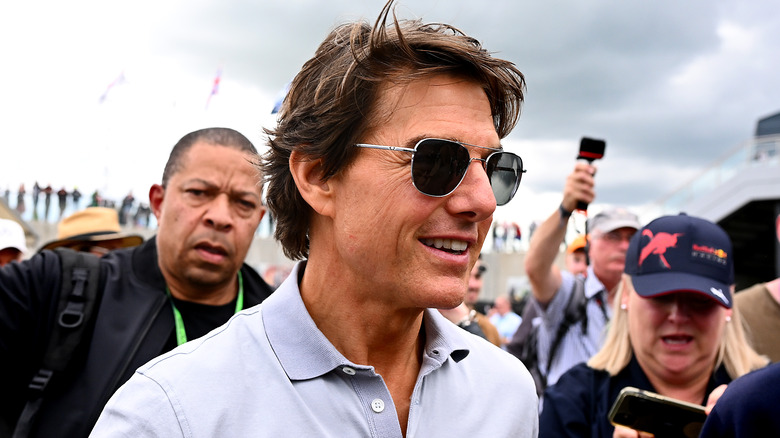 Tom Cruise porte des lunettes de soleil