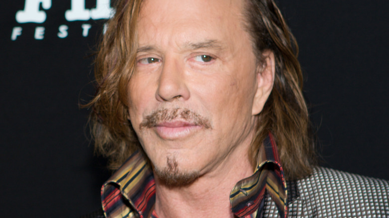 Mickey Rourke donne un œil de côté