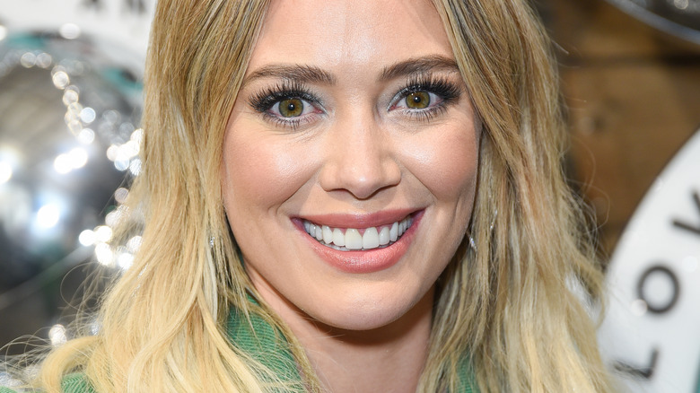 Hilary Duff souriante aux cheveux blonds 