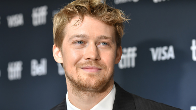 Joe Alwyn souriant