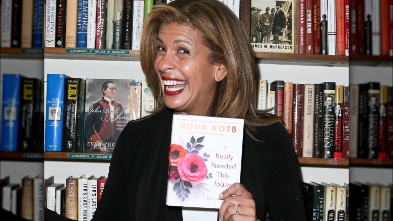 Hoda Kotb tenant un livre