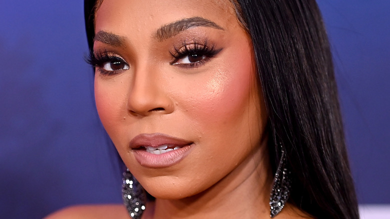 Ashanti prend une pose sérieuse