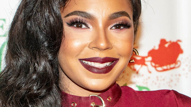 Ashanti portant une robe rouge