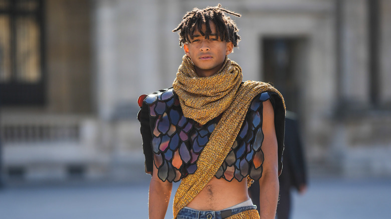 Jaden Smith pose à la fashion week de Paris