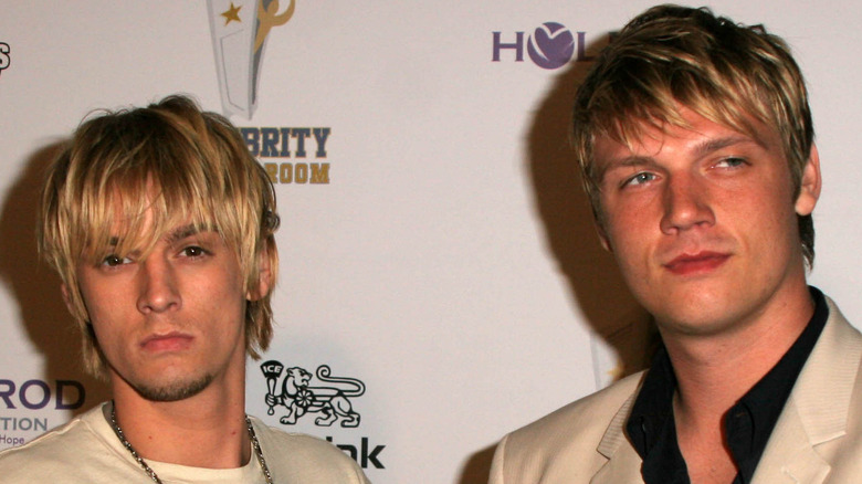 Aaron et Nick Carter posant