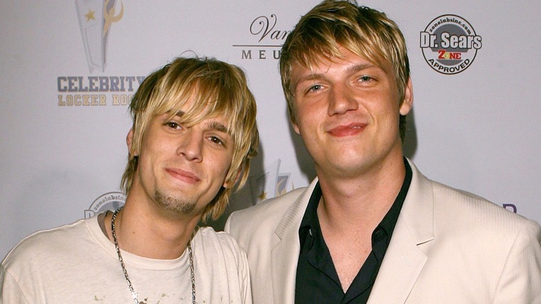 Aaron et Nick Carter posant ensemble