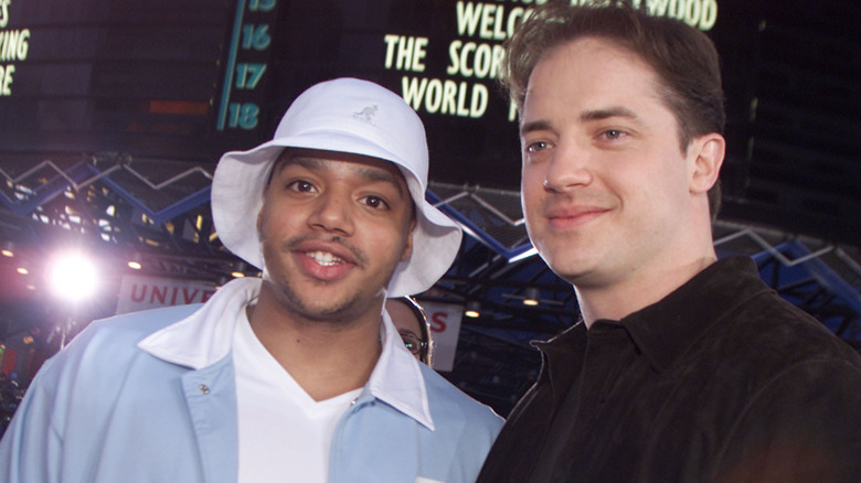 Donald Faison posant avec Brendan Fraser en 2002