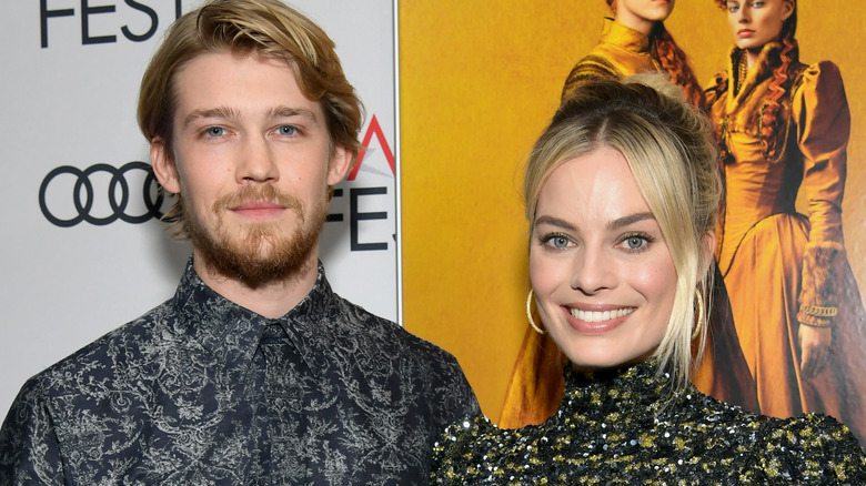 Joe Alwyn, Margot Robbie souriant