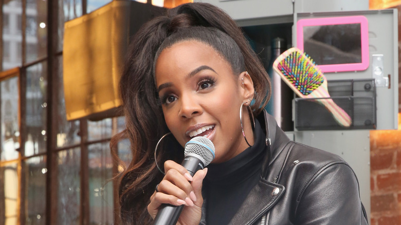 Kelly Rowland tient le micro