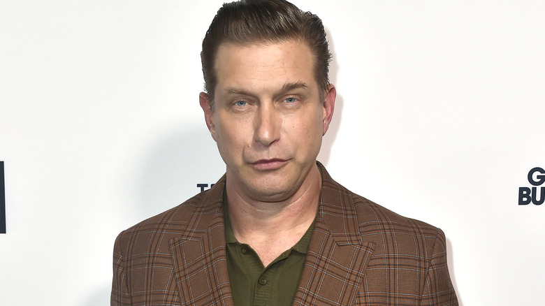 Stephen Baldwin fait la moue, manteau à carreaux