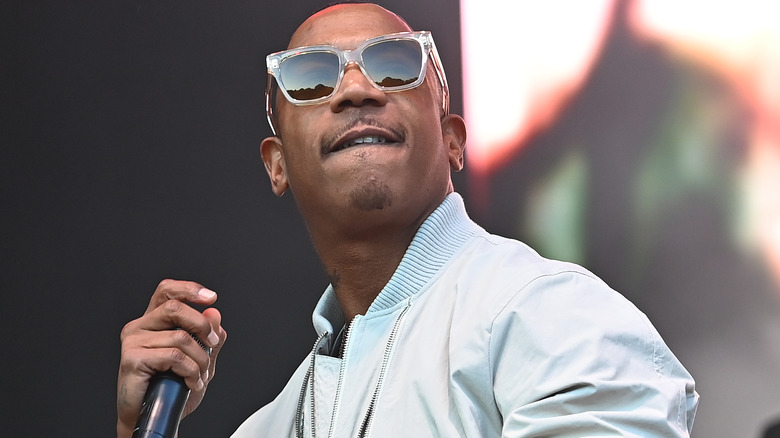 Ja Rule se produit avec des lunettes de soleil