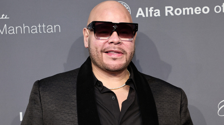 Fat Joe sourit avec des lunettes de soleil