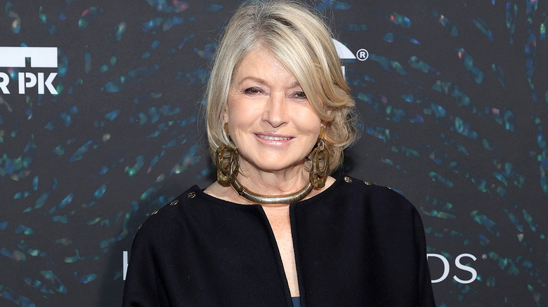 Martha Stewart souriante, gros bijoux