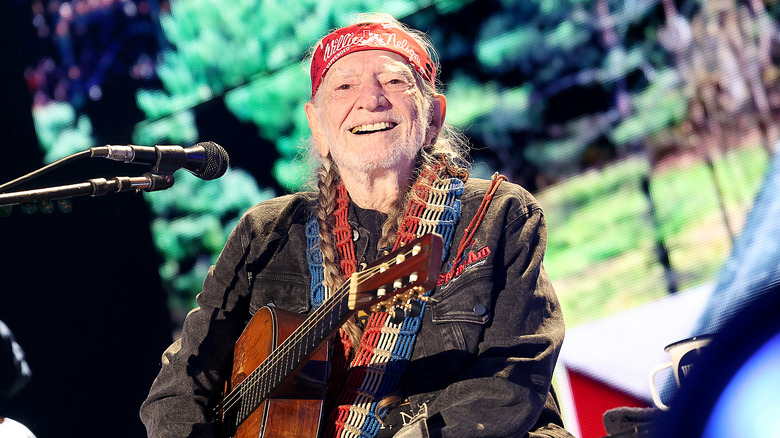 Willie Nelson sur scène, bandeau, guitare