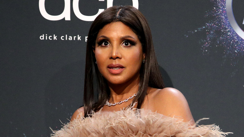 Toni Braxton robe en tulle camel