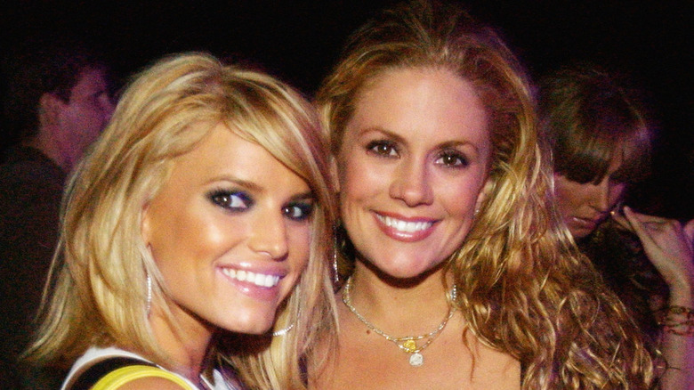 Jessica Simpson souriante avec CaCee Cobb