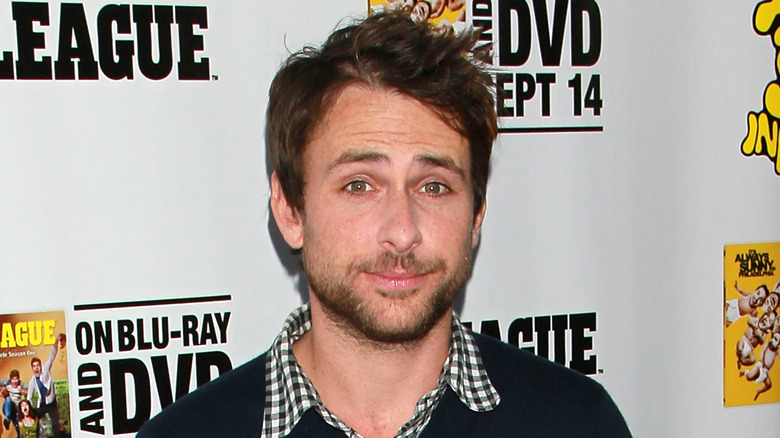 Charlie Day posant 