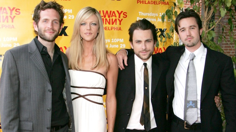 Charlie Day posant avec Rob McElhenney, Glenn Howerton et Kaitlin Olson