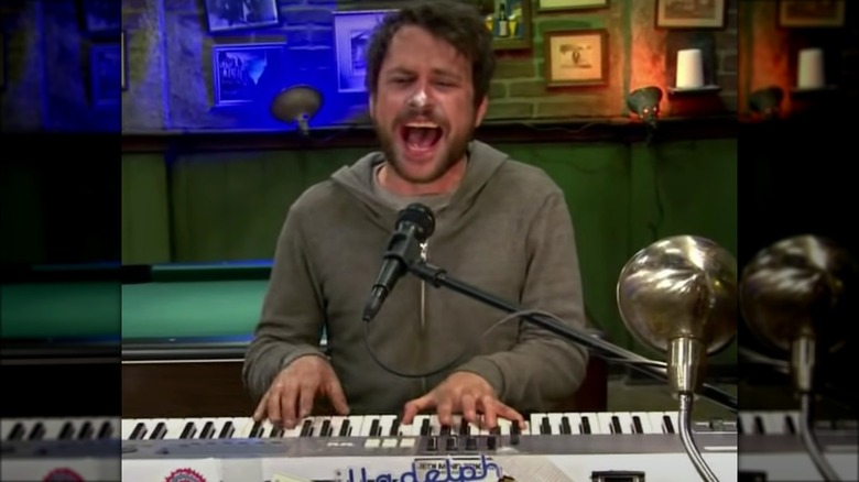 Charlie Day chante 