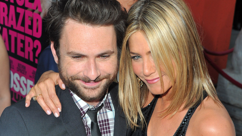 Charlie Day et Jennifer Aniston sourient 