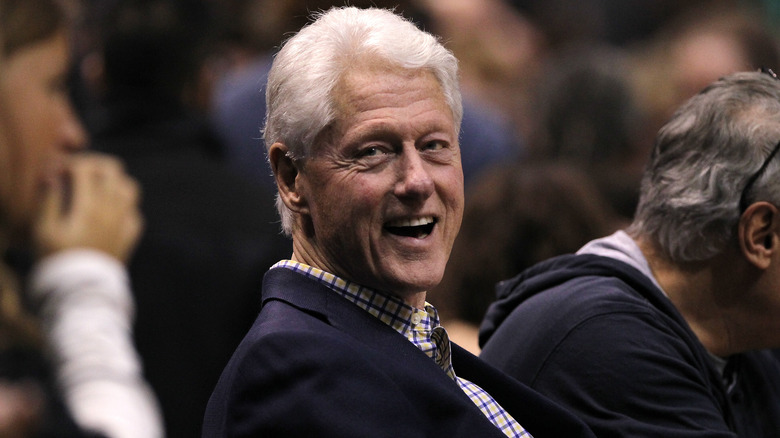 Bill Clinton souriant dans la foule