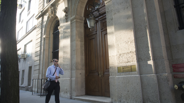 Un homme passe devant l'ancienne maison de ville de Jeffrey Epstein