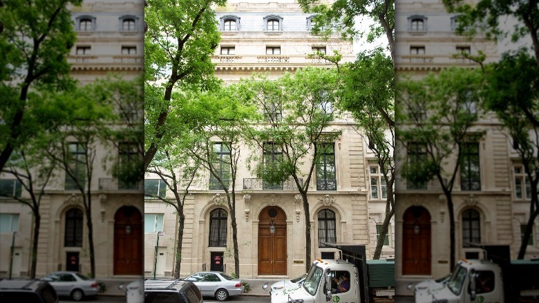 La maison de ville de Jeffrey Epstein, vue de loin