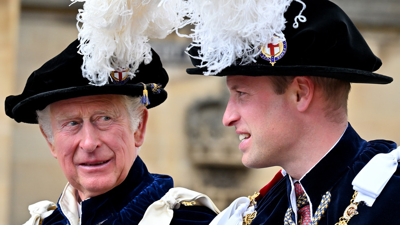 Le prince William et le roi Charles III conversant