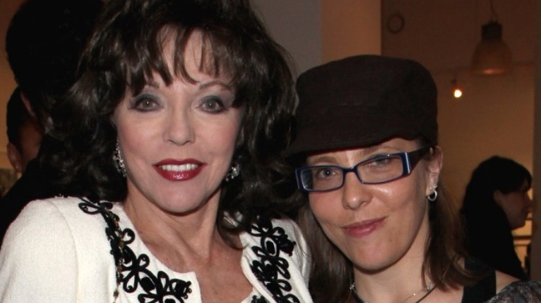 Dame Joan Collins et Katyana Kass posant