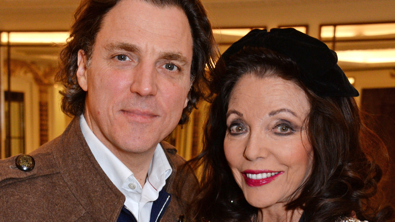 Alexander Newley et Dame Joan Collins posant