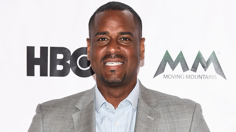 Jayson Williams souriant sur le tapis rouge