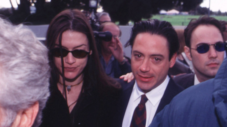 Robert Downey Jr. et Deborah Falconer marchant