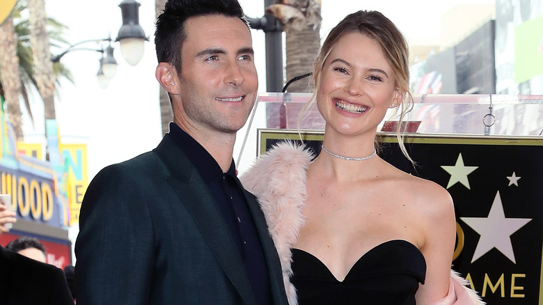 Adam Levine Behati Prinsloo souriant