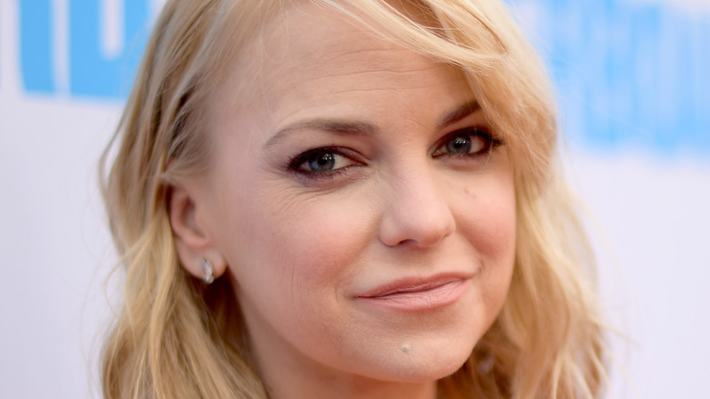 Anna Faris souriante