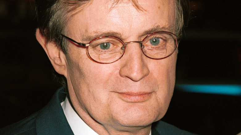 David McCallum porte des lunettes