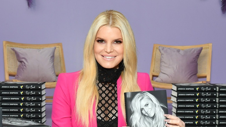 Jessica Simpson tenant un livre