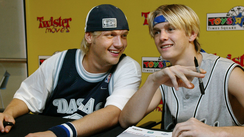 Aaron et Nick Carter signant des autographes