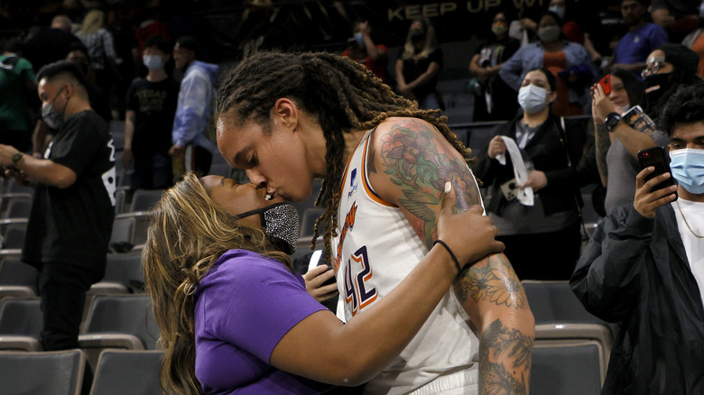 Cherelle et Brittney Griner s'embrassent 