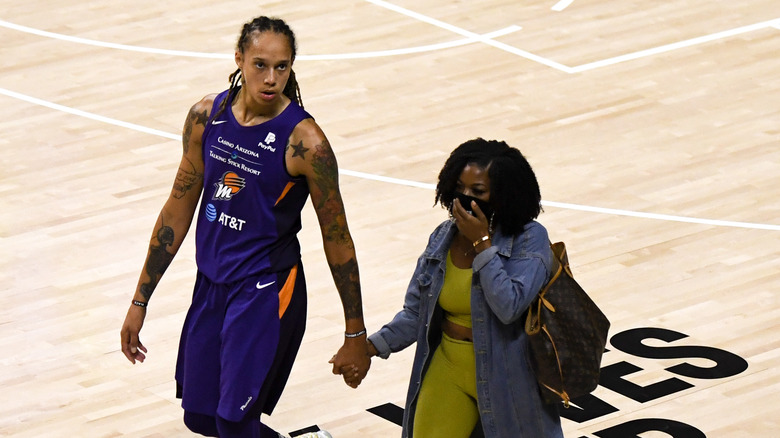 Brittney et Cherelle Griner se tenant la main