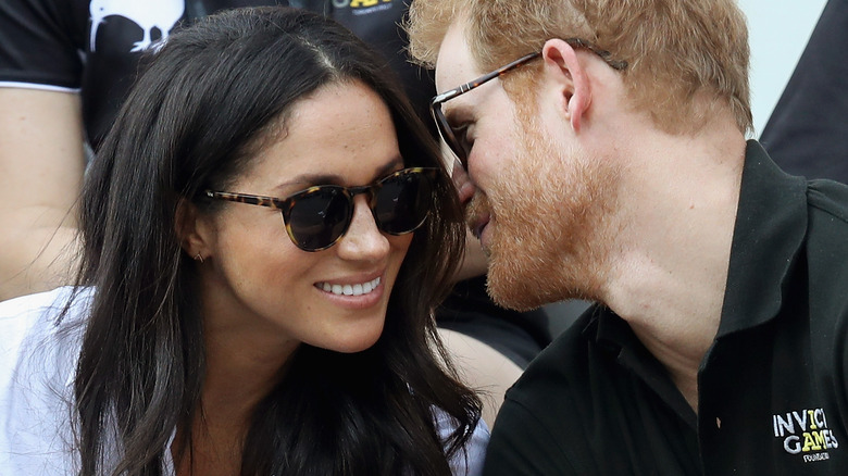 Harry et Meghan chuchotent et se sourient à Toronto