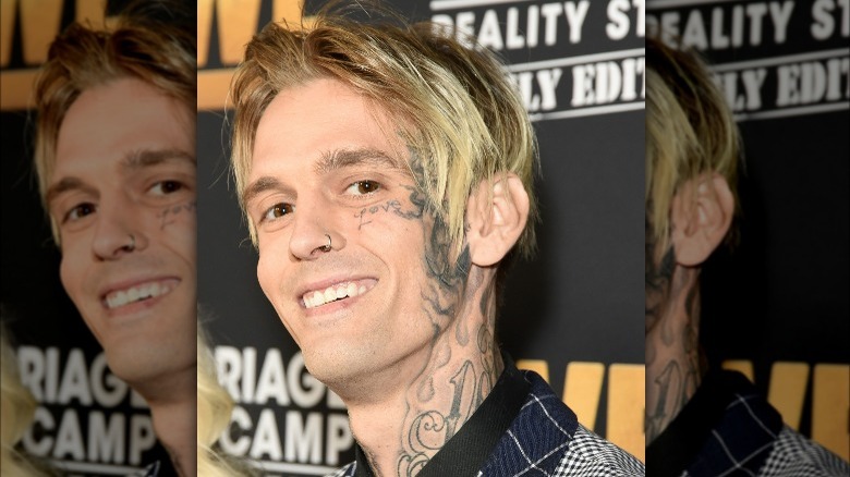 Aaron Carter souriant chaleureusement