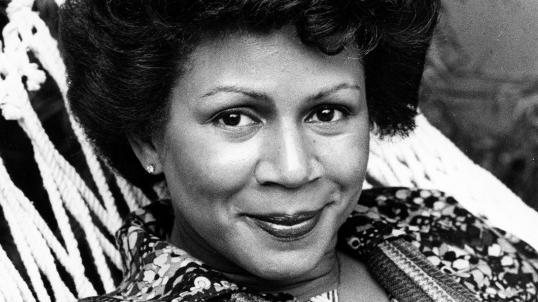 Minnie Riperton souriant dans un hamac