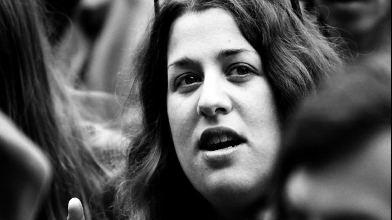 Mama Cass Elliot en pleine conversation