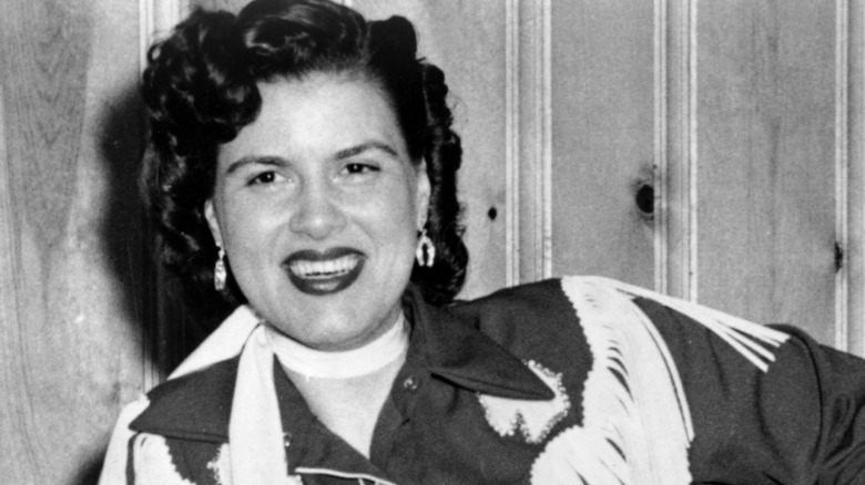 Patsy Cline souriante, rouge à lèvres rouge