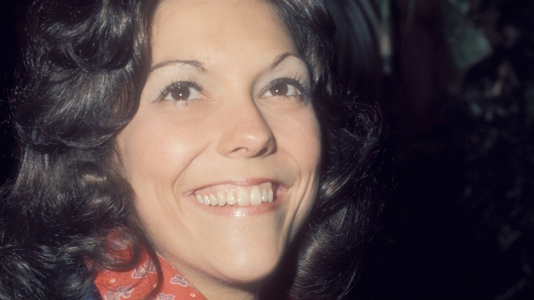 Karen Carpenter sourit largement