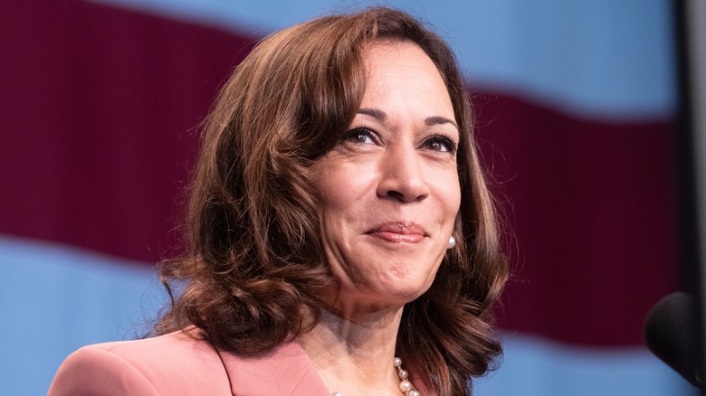 Kamala Harris porte des perles, souriante