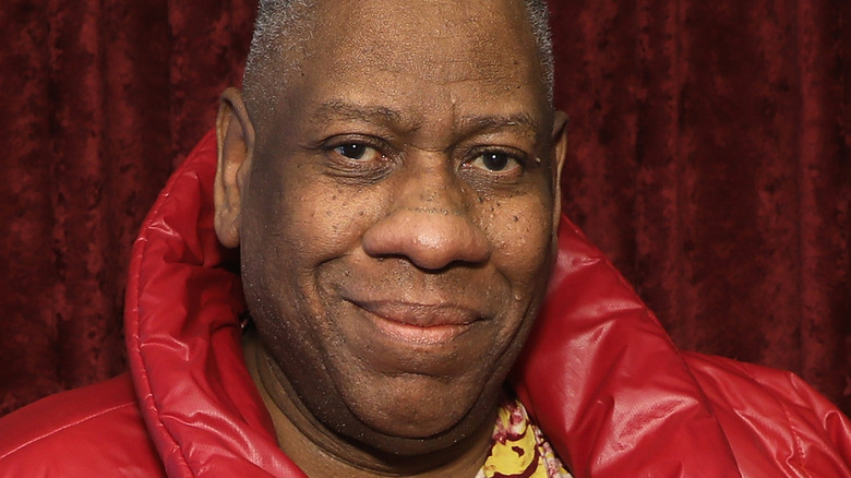 Andre Leon Talley vêtu de rouge, souriant