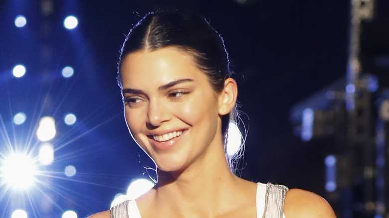 Kendall Jenner détourne le regard en souriant