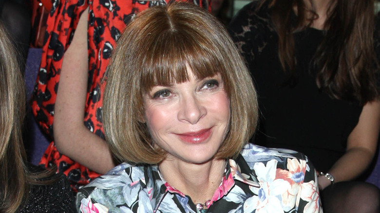 Anna Wintour avec un bob, souriant