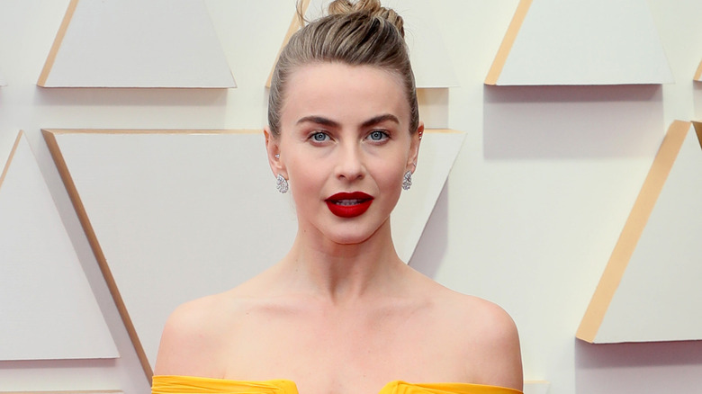 Julianne Hough, rouge à lèvres, photo de 2022 